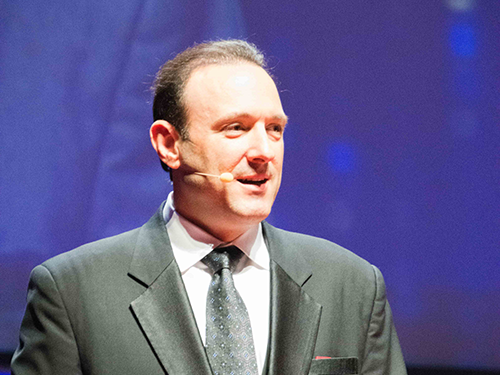 スピーチする米国モデーアのロバート・S・コンリーCEO